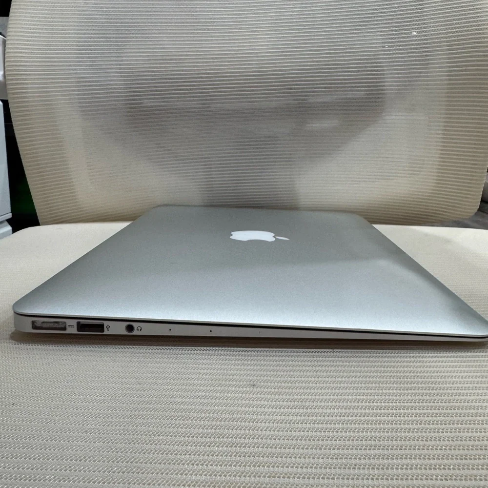 Apple MacBook Air - Sleek Silver Design